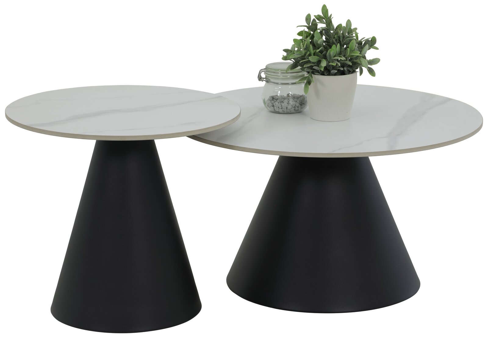 Zwei runde Couchtische im Set mit konischen schwarzen Untergestellen und weißen Tischplatten, dekoriert mit einer Pflanze und einem Glasgefäß, aus seitlicher Perspektive.