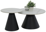 Zwei runde Couchtische im Set mit konischen schwarzen Untergestellen und weißen Tischplatten, dekoriert mit einer Pflanze und einem Glasgefäß, aus seitlicher Perspektive.