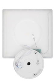 LED-Deckenleuchte von unten mit abgenommener Abdeckung, zeigt die interne Verkabelung und Befestigungselemente.