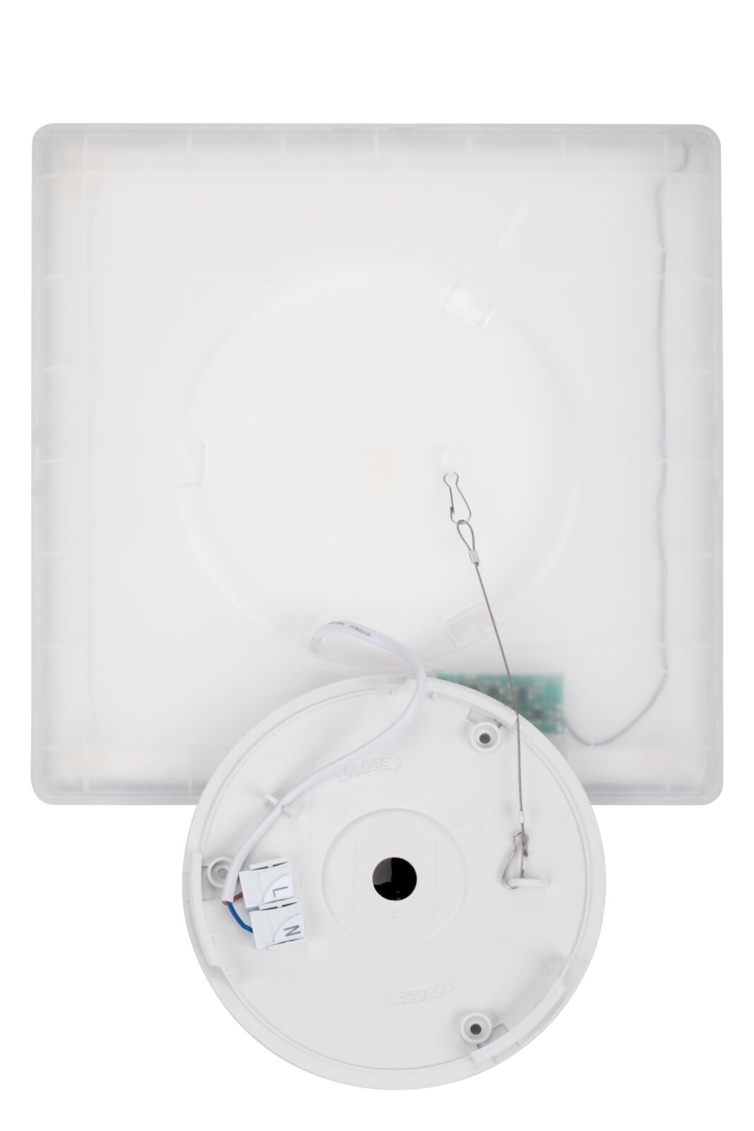 LED-plafondlamp van onderaf gezien met verwijderde kap; hierop zijn de interne bedrading en bevestigingselementen te zien.