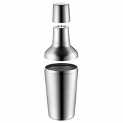 Silberner Cocktailshaker in drei Teilen, perspektivisch von der Seite gezeigt