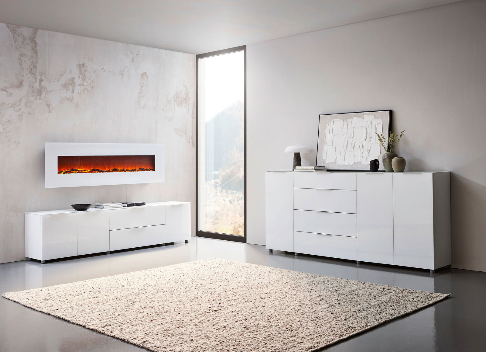 Voleo XL-dressoir MALIN Modernes Wohnzimmer mit weißem XL-Sideboard und TV-Lowboard, seitliche Perspektive, stilvoll dekoriert mit Kunst und Pflanzen.