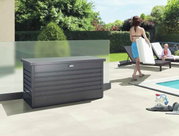 Freizeitbox High in een moderne tuin naast een zwembad, zijaanzicht