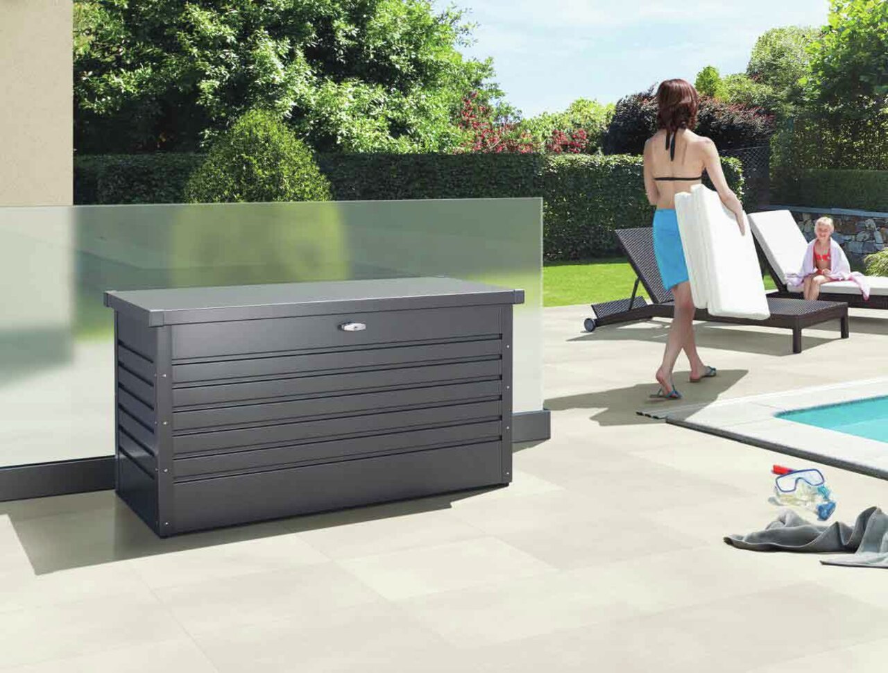Freizeitbox High in een moderne tuin naast een zwembad, zijaanzicht