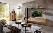 Moderne Wohnzimmerwandkombination aus Holz mit hängendem TV-Schrank und dekorativen Regalen, seitliche Perspektive.