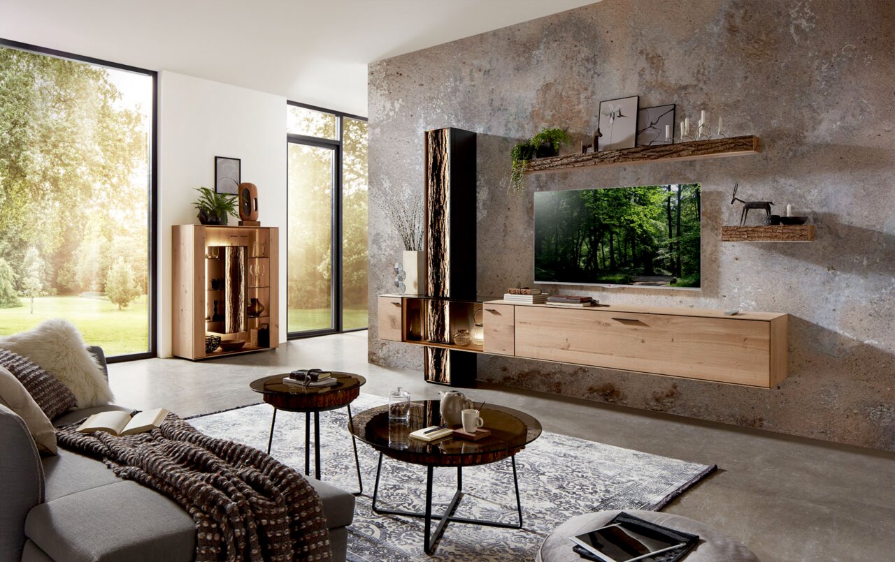 Moderne houten woonkamerwandcombinatie met hangende tv-kast en decoratieve planken, zijaanzicht.