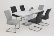 Esszimmer mit modernem weißen Tisch und sechs Schwingstühlen in Grau- und Schwarztönen, seitliche Perspektive