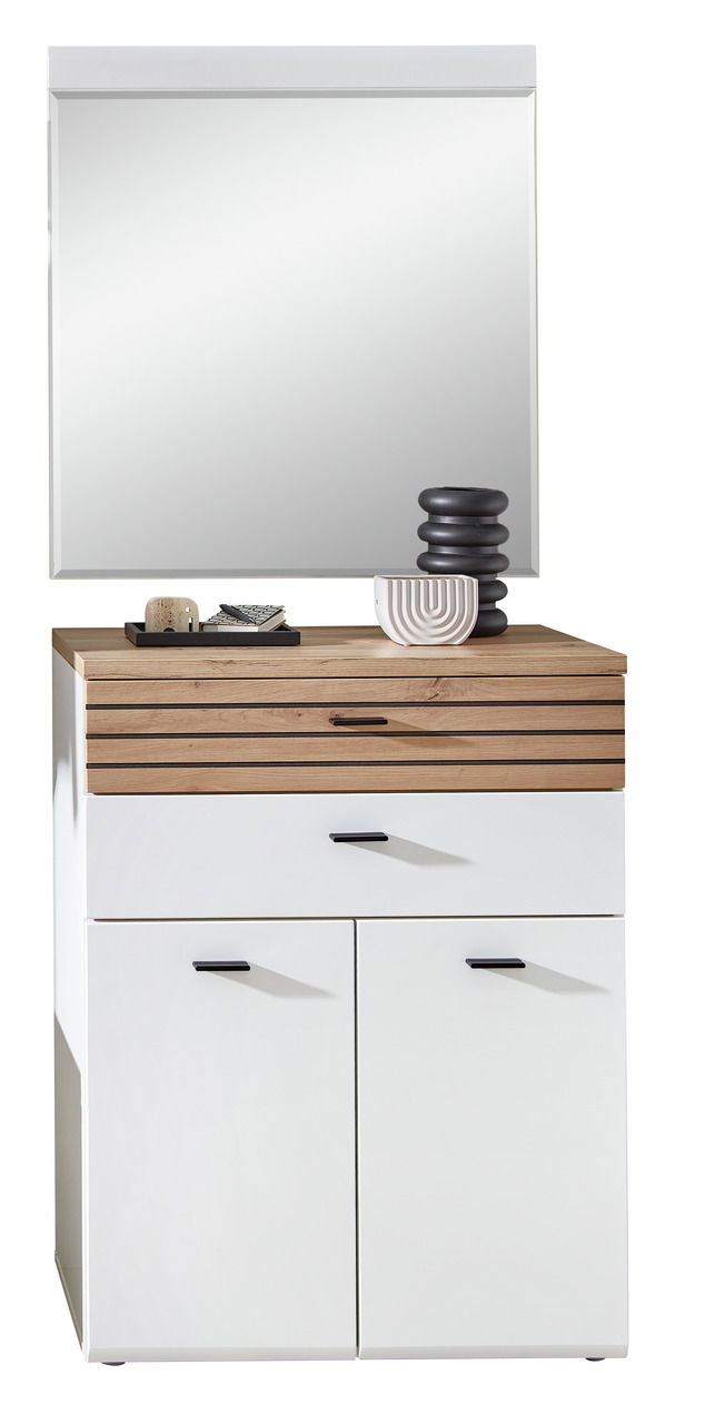 Moderner Spiegel mit Holzkommode, frontal fotografiert, dekoriert mit stilvollen Accessoires.