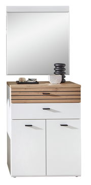 Moderner Spiegel mit Holzkommode, frontal fotografiert, dekoriert mit stilvollen Accessoires.