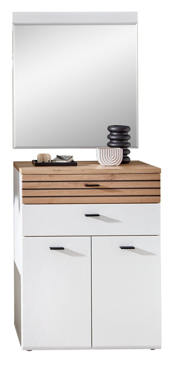 Moderne spiegel met houten dressoir, gefotografeerd van voren, versierd met stijlvolle accessoires.