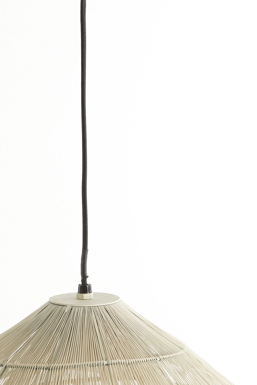 Hängeleuchte mit geflochtenem Schirm aus der Seitenperspektive
