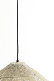 Hängeleuchte mit geflochtenem Schirm aus der Seitenperspektive