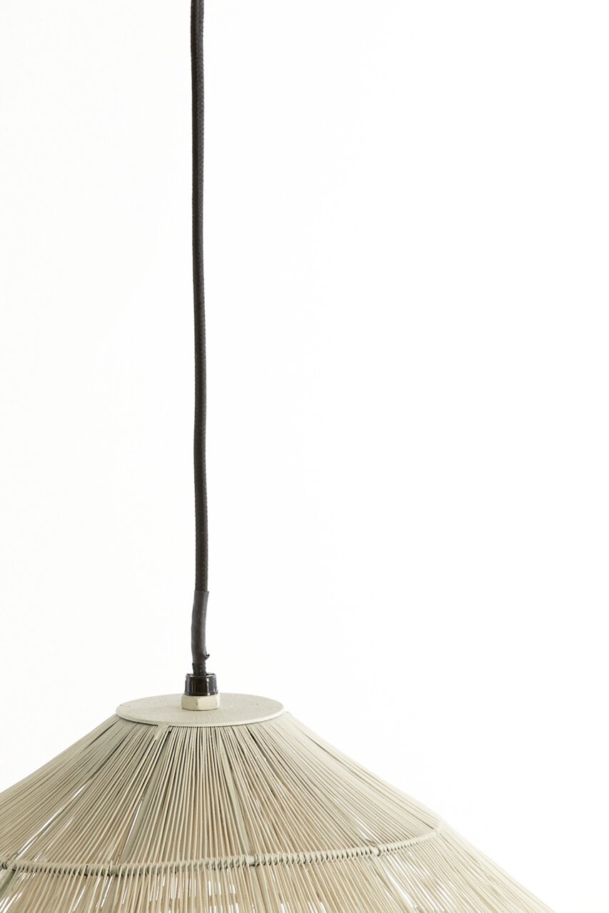 Hängeleuchte mit geflochtenem Schirm aus der Seitenperspektive