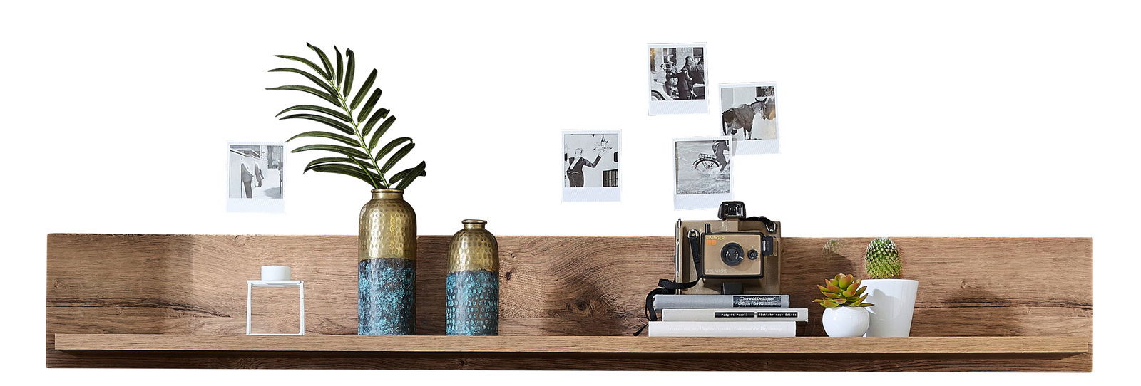 Holzwandregal mit Dekorationen, darunter Vasen, Bücher, eine Kamera und Pflanzen, aus der Frontalperspektive.