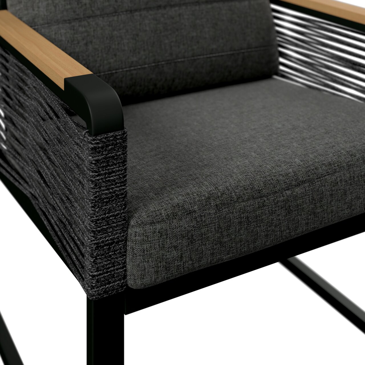 Close-up van een moderne tuinstoel met een grijze stoffen bekleding, een zwart metalen frame en houten armleuningen.