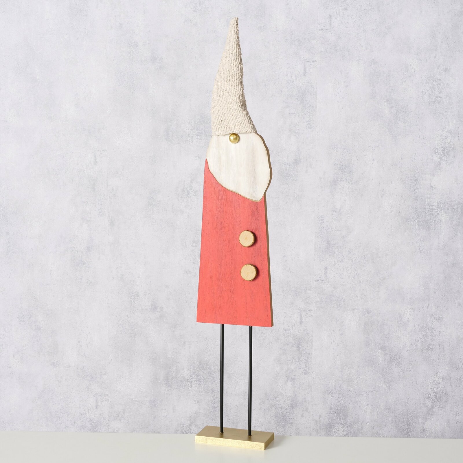 Holzfigur eines stilisierten Weihnachtsmanns mit rotem Mantel und spitzem Hut, frontal fotografiert.