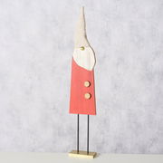 Holzfigur eines stilisierten Weihnachtsmanns mit rotem Mantel und spitzem Hut, frontal fotografiert.