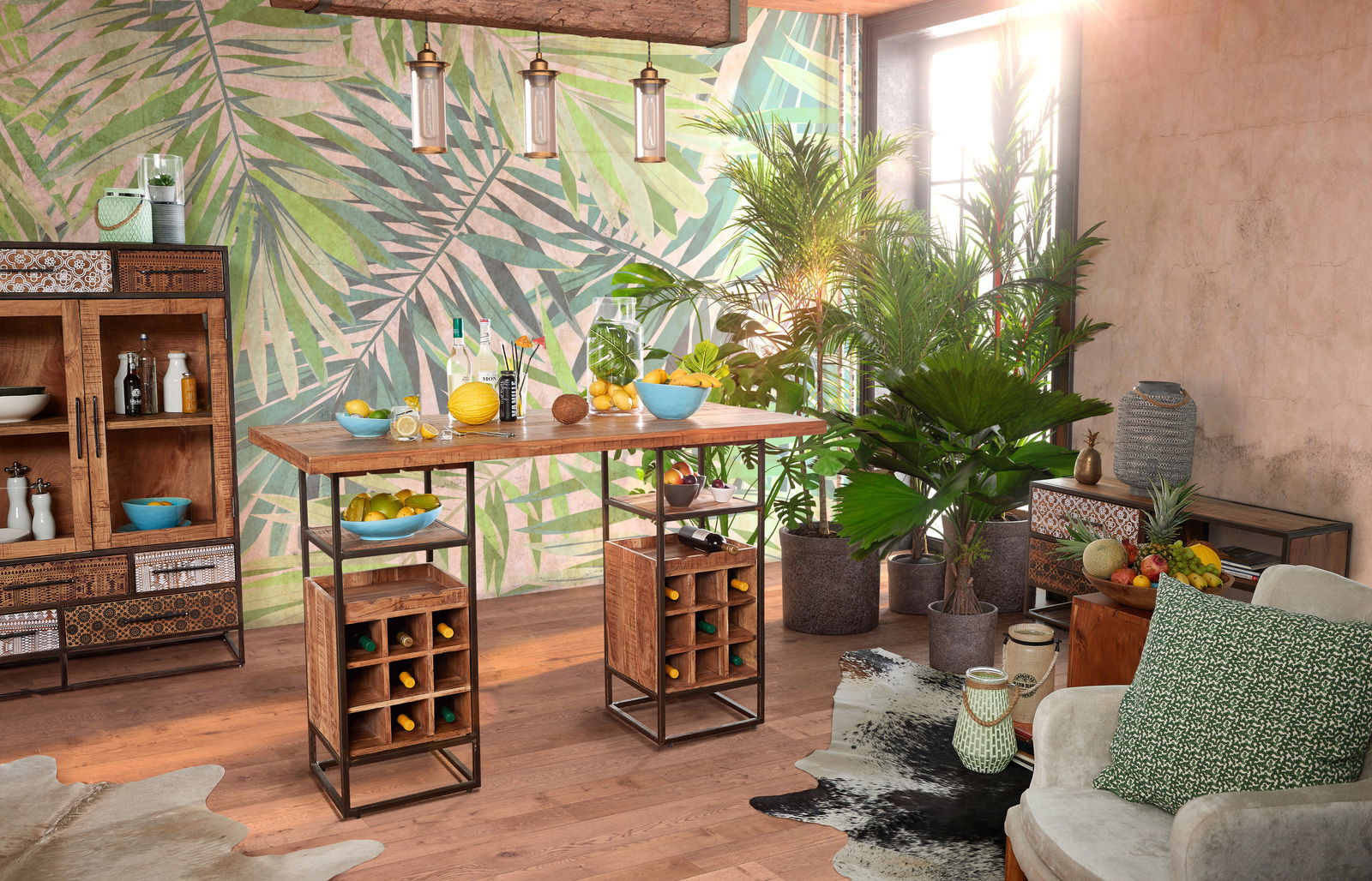 Moderne Hausbar mit tropischem Flair, umgeben von Pflanzen und dekorativen Elementen, aus der Perspektive eines hellen Wohnzimmers.
