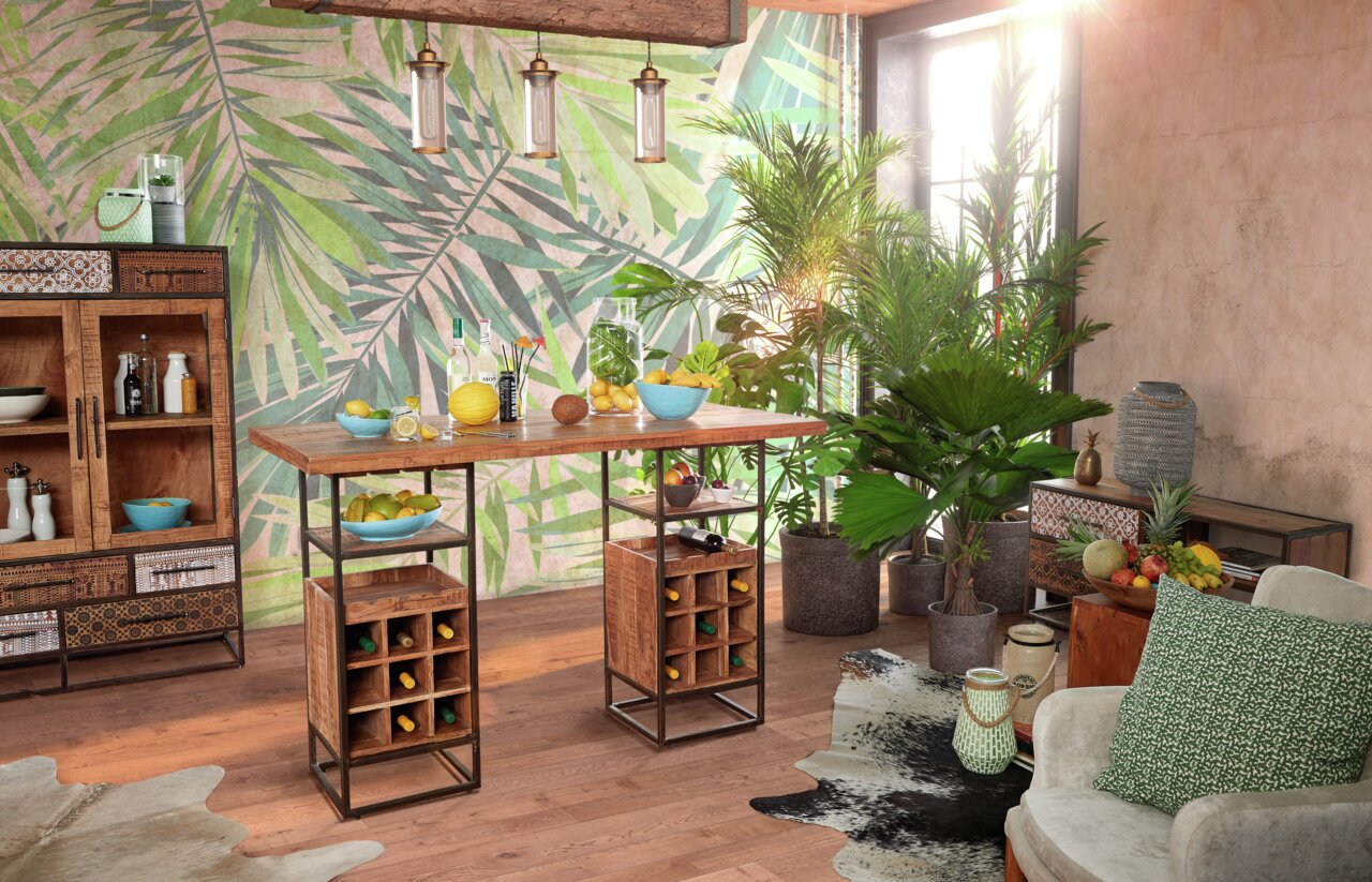 Moderne Hausbar mit tropischem Flair, umgeben von Pflanzen und dekorativen Elementen, aus der Perspektive eines hellen Wohnzimmers.
