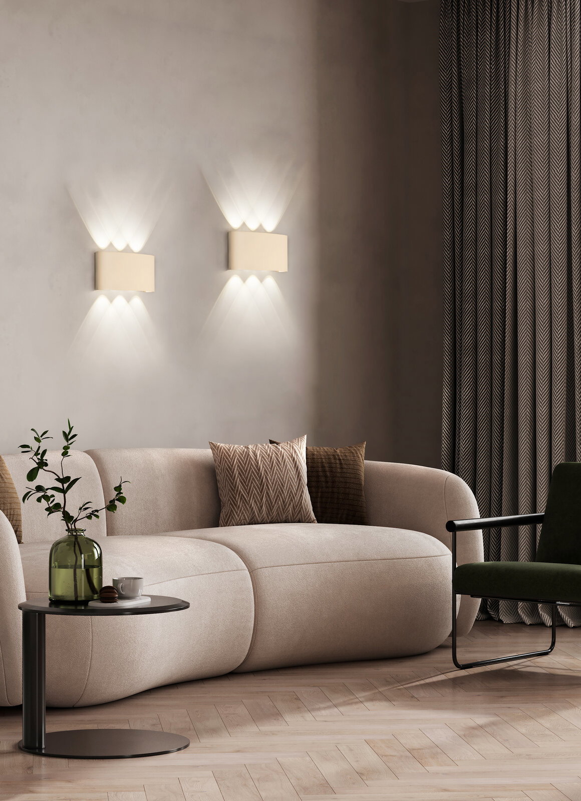 Modernes Wohnzimmer mit beigem, geschwungenem Sofa, zwei leuchtenden Wandlampen, rundem schwarzem Beistelltisch mit grüner Glasvase und Tasse sowie grünem Sessel; Perspektive: frontale Ansicht auf Augenhöhe.