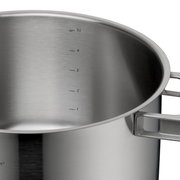 Nahaufnahme eines Edelstahlkochtopfs mit Messskala und Griffen, Perspektive von oben.