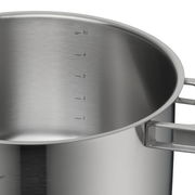 Nahaufnahme eines Edelstahlkochtopfs mit Messskala und Griffen, Perspektive von oben.