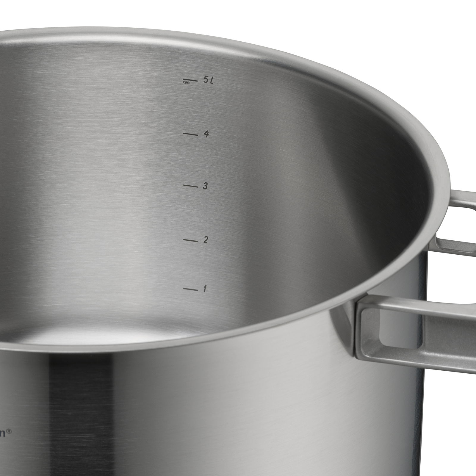 Nahaufnahme eines Edelstahlkochtopfs mit Messskala und Griffen, Perspektive von oben.