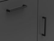 Nahaufnahme einer schwarzen Kommode mit modernen, rechteckigen Griffen, seitliche Perspektive