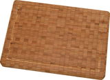 Holz-Schneidebrett aus der Vogelperspektive mit quadratischem Muster und Saftrille