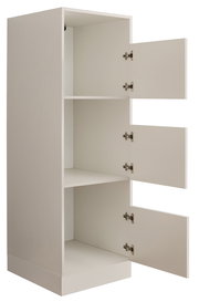 Weißer, hoher Schrank mit drei offenen Türen und zwei Einlegeböden, Innenansicht; Perspektive: leicht schräg von vorne links.