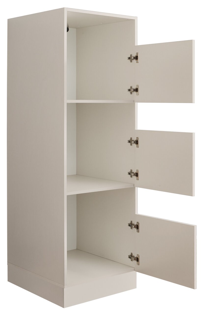 Weißer, hoher Schrank mit drei offenen Türen und zwei Einlegeböden, Innenansicht; Perspektive: leicht schräg von vorne links.