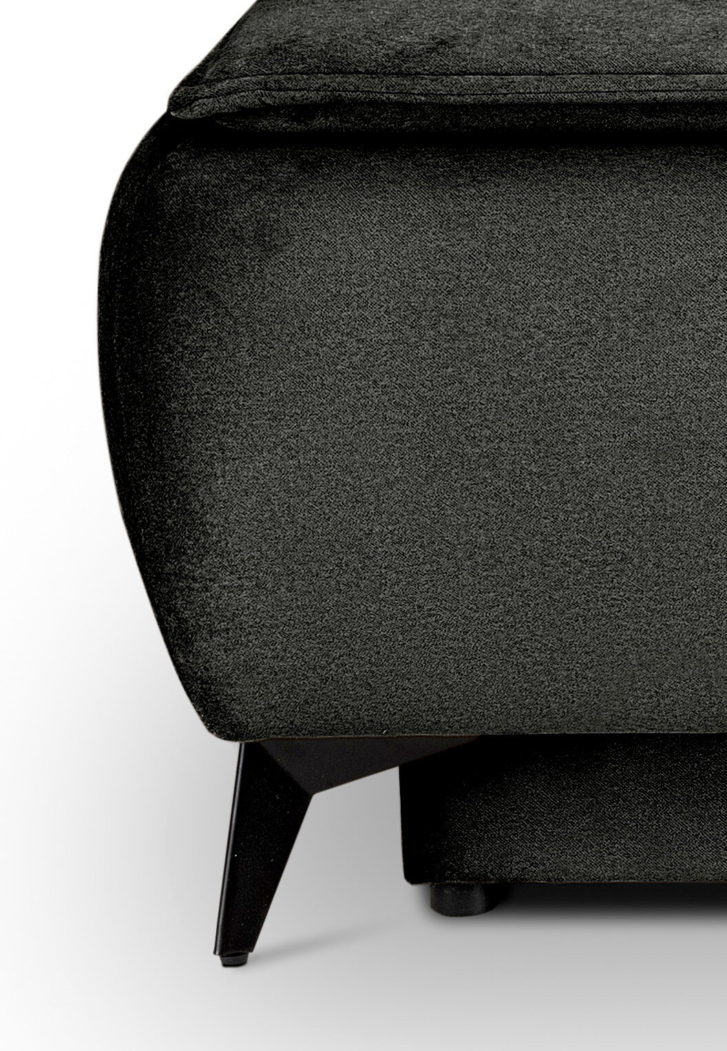 Nahaufnahme der linken Vorderseite eines dunkelgrauen Stoffsofas mit gepolsterter Armlehne und schwarzem, schräg zulaufendem Fuß, Ansicht leicht von vorne/seitlich.