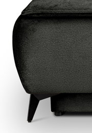 Nahaufnahme der linken Vorderseite eines dunkelgrauen Stoffsofas mit gepolsterter Armlehne und schwarzem, schräg zulaufendem Fuß, Ansicht leicht von vorne/seitlich.