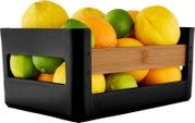 Zwarte fruitmand met houten handgreep, gevuld met citrusvruchten (citroenen, limoenen en sinaasappels), gefotografeerd in schuin vooraanzicht op witte achtergrond