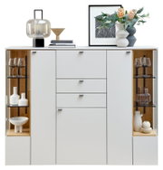 Frontale Ansicht eines modernen Highboards mit weißen Türen und Schubladen, flankiert von Glasvitrinen mit dekorativen Objekten.