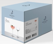 Hellblaue Produktverpackung von Zwiesel Glas „Tone“ für 4 kleine Cocktailschalen (Small cocktail coupe), schräg von vorn/oben in 3/4-Perspektive fotografiert, mit Abbildung der Gläser auf der Vorderseite.