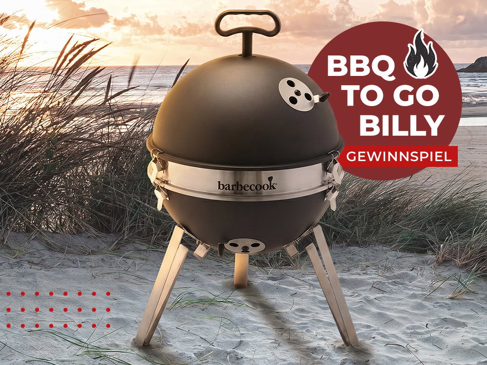 Mobiler Kugelgrill „BBQ To Go Billy“ von barbecook am Strand bei Sonnenuntergang mit Gewinnspiel-Hinweis.