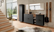 Moderne Garderobeneinrichtung in einem Flur mit dunklen Schränken, Spiegel und Holzdetails, seitliche Perspektive.