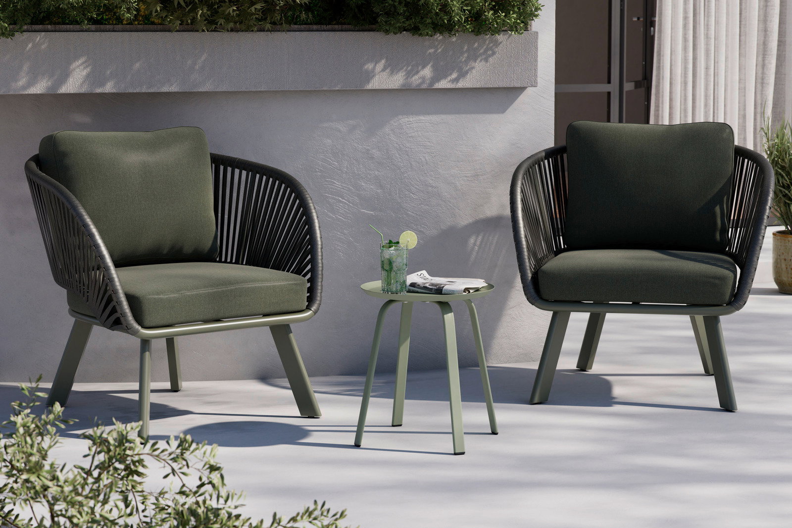 Moderner Beistelltisch in einem Außenbereich, umgeben von zwei grünen Sesseln, aus der Frontalperspektive fotografiert.