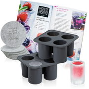 Eiswürfelform aus Silikon mit sechs runden Formen, abgebildet aus einer leicht seitlichen Perspektive, zusammen mit einem Rezeptbuch und Untersetzern.