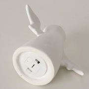 Unteransicht einer weißen Geisterfigur mit Flügeln, zeigt die Unterseite mit Batteriefach.