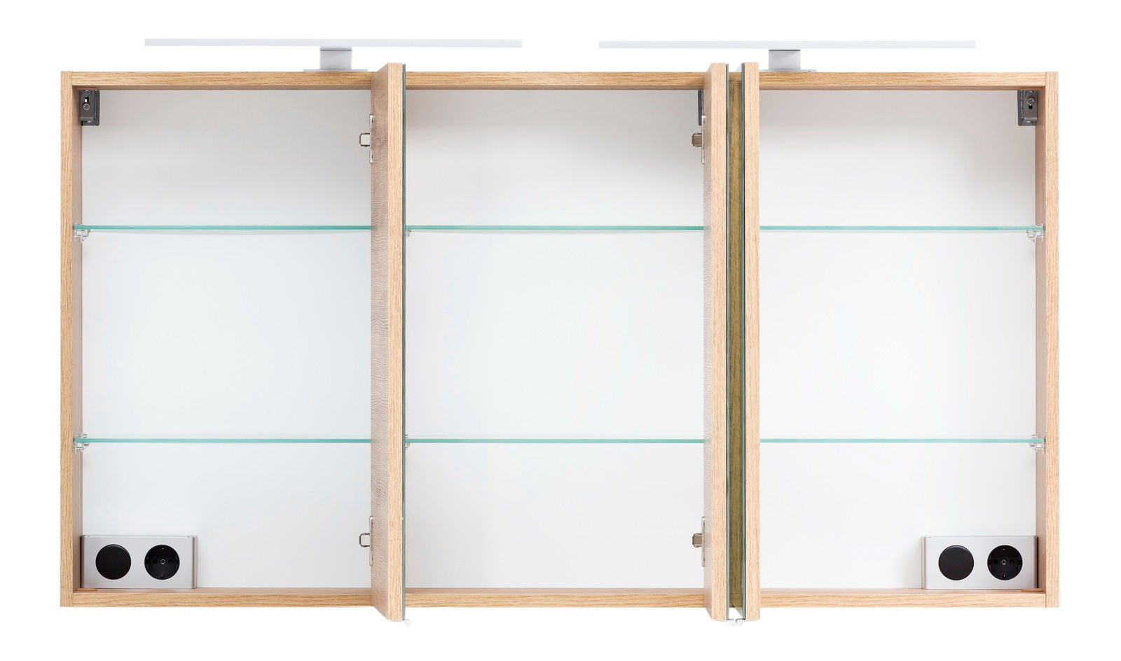 Offener Spiegelschrank mit drei Türen, zwei Steckdosen und Glasböden, frontal betrachtet.