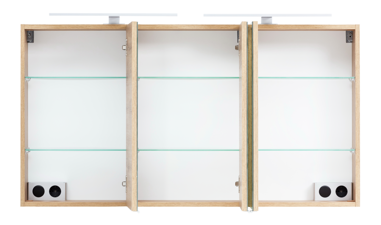 Offener Spiegelschrank mit drei Türen, zwei Steckdosen und Glasböden, frontal betrachtet.