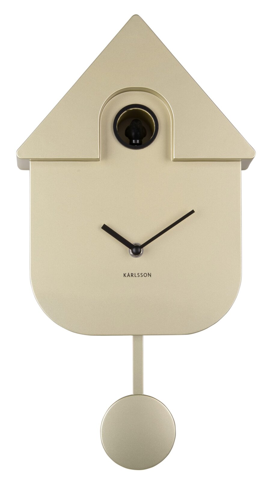 Moderne wandklok in de vorm van een minimalistisch koekoeksklokontwerp, afgebeeld van voren, met een slinger en strakke zwarte wijzers op een beige achtergrond.