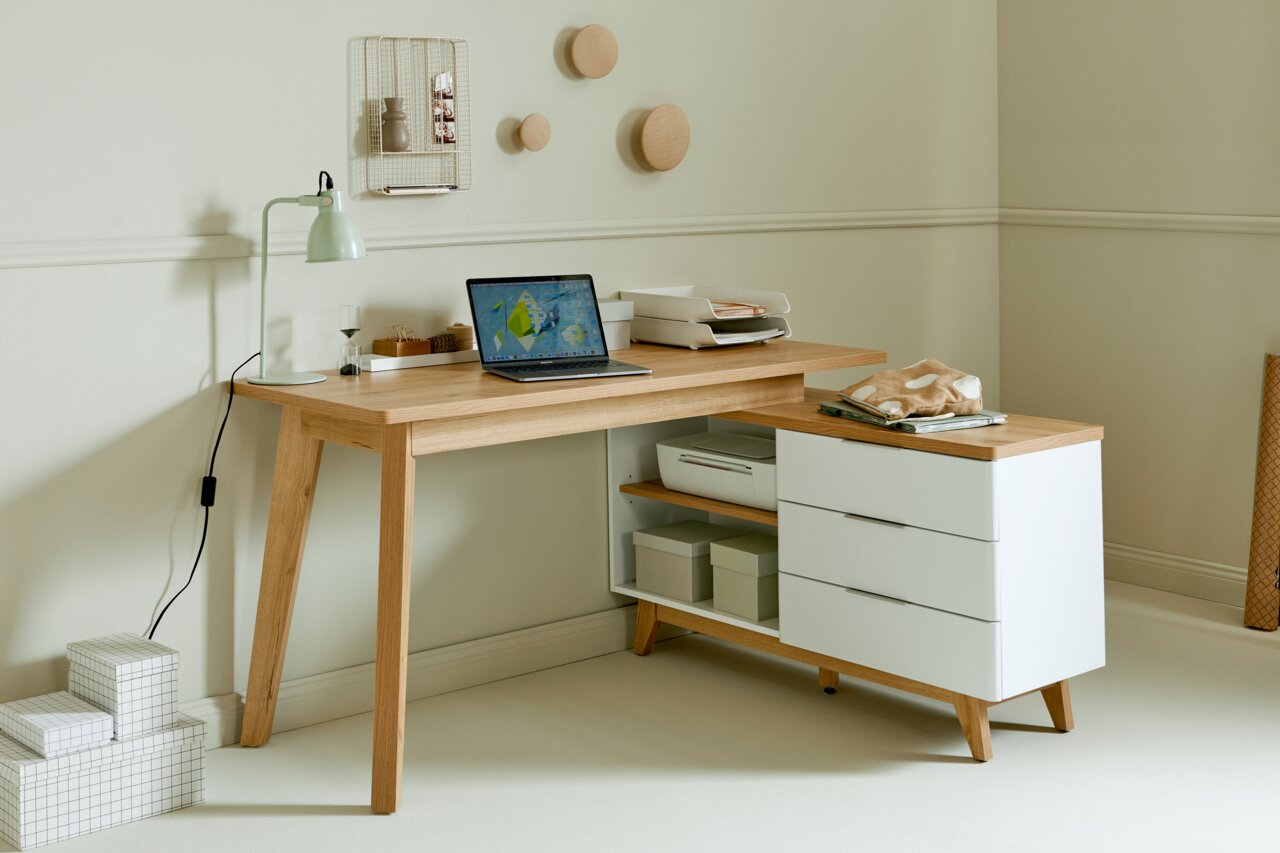 Moderner Eck-Schreibtisch aus Holz mit weißem Sideboard, seitliche Perspektive