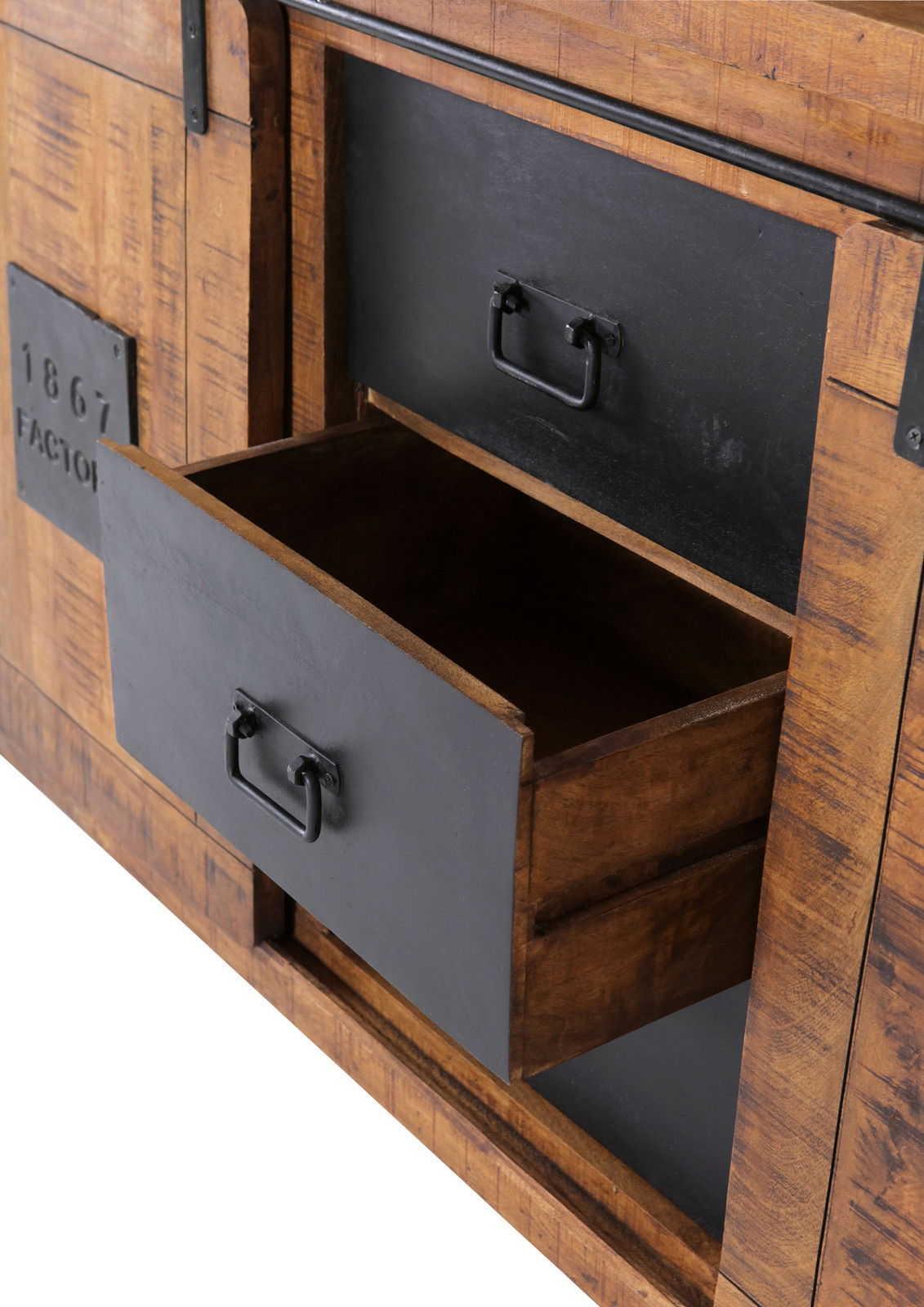 Nahaufnahme eines rustikalen Sideboards mit offenen Schubladen aus Holz und Metall, seitliche Perspektive