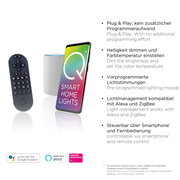 Smart Home Beleuchtungssystem mit Fernbedienung, Lautsprecher und Smartphone-App, perspektivisch von vorne gezeigt.