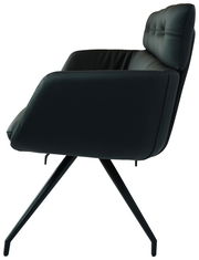 Seitliche Ansicht eines modernen schwarzen Sessels mit schlanken Metallbeinen und gepolsterter Rückenlehne.