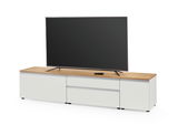 XL-TV-Lowboard in Weiß mit Holzoberfläche, frontal betrachtet, mit großem Flachbildfernseher darauf.