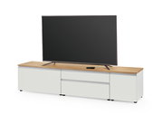 XL-TV-Lowboard in Weiß mit Holzoberfläche, frontal betrachtet, mit großem Flachbildfernseher darauf.